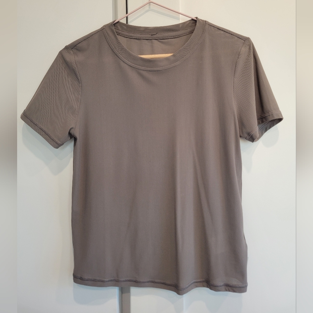 Vuori stretch mesh baby tee in Taupe